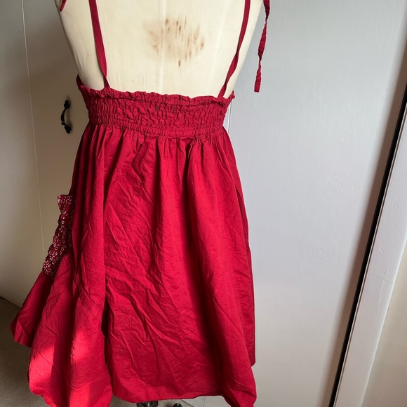 Cute maroon summer dress. Ties at shoulder with pockets! Like new - Picture 2 of 4